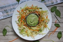 Лёгкий салат из сырого кабачка, огурца и моркови