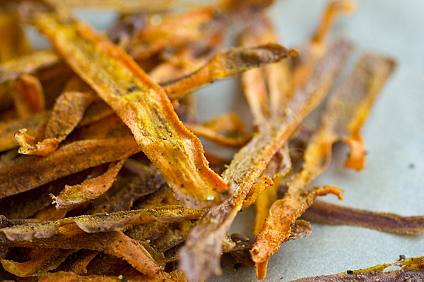 Чипсы из запечённой моркови