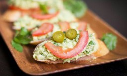 Бутерброд с нутом и авокадо