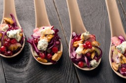 Теплый салат с красной капустой и орешками