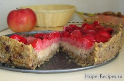 Суперполезный живой торт без выпечки с грецкими орехами и клубникой