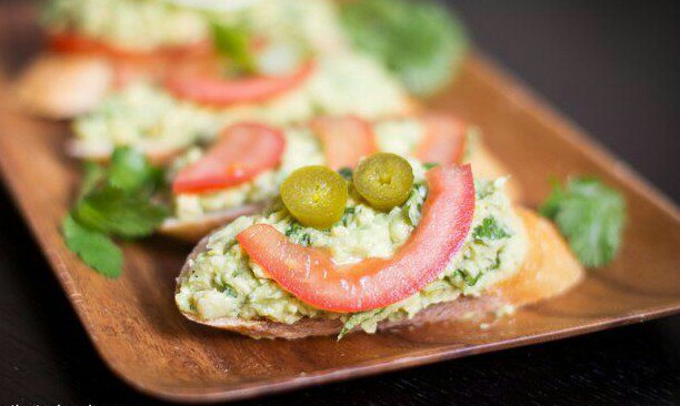 Бутерброд с нутом и авокадо Бутерброд с нутом и авокадо