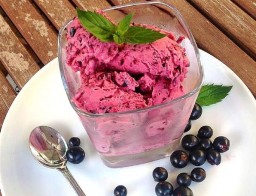 Ананасовое мороженное с чёрной смородиной