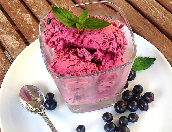 Ананасовое мороженное с чёрной смородиной Ананасовое мороженное с чёрной смородиной