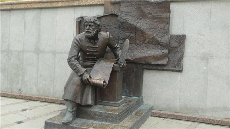 Памятник Семену Ремезову в Тюмени.