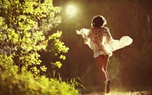 Бежит до речушки девчонка... Бежит до речушки девчонка...