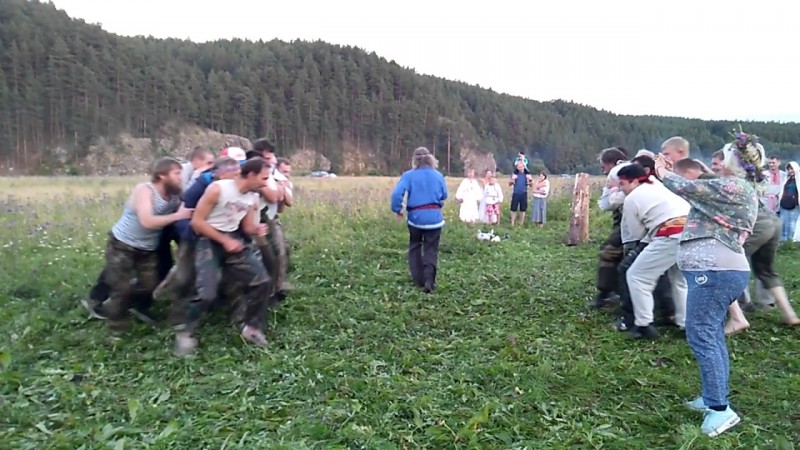 Молодецкие забавы - стеношный бой на празднике День Перуна в общине Сварожич