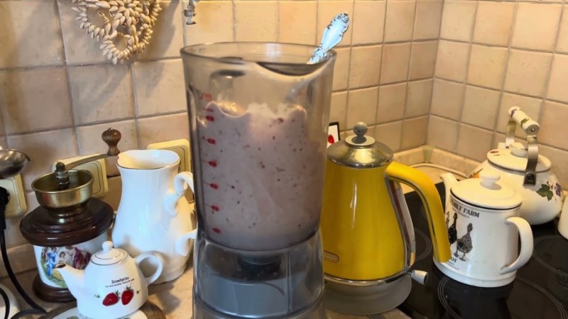 Аномальная жара в Москве . Дачная жизнь . Спасаю растения от жары . Готовлю мороженое .