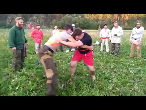Молодецкие забавы - борьба на поясах на празднике Перуна в общине Сварожич