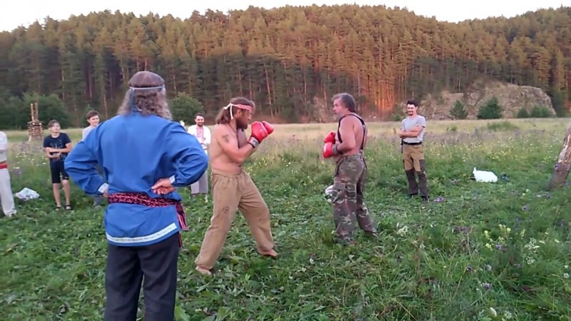 Молодецкие забавы - бокс на празднике Перуна в общине Сварожич