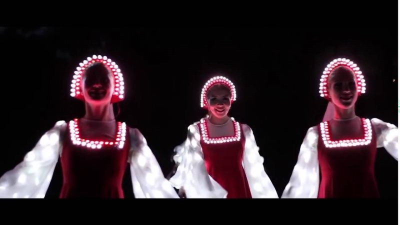 Русский народный танец девушек в светящихся платьях! Невероятно красиво