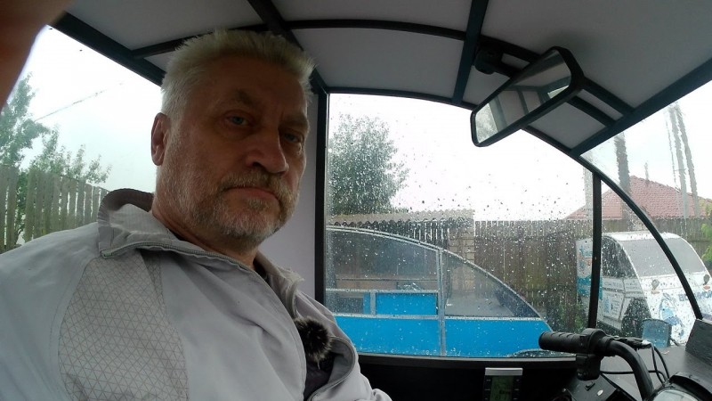 Белорусский веломобиль, поездка в дождь. Belarusian velomobile, ride in the rain.