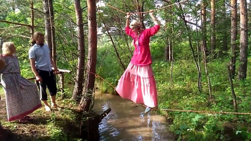 Веревочная переправа через ручей на празднике Земли 2017 в Живе