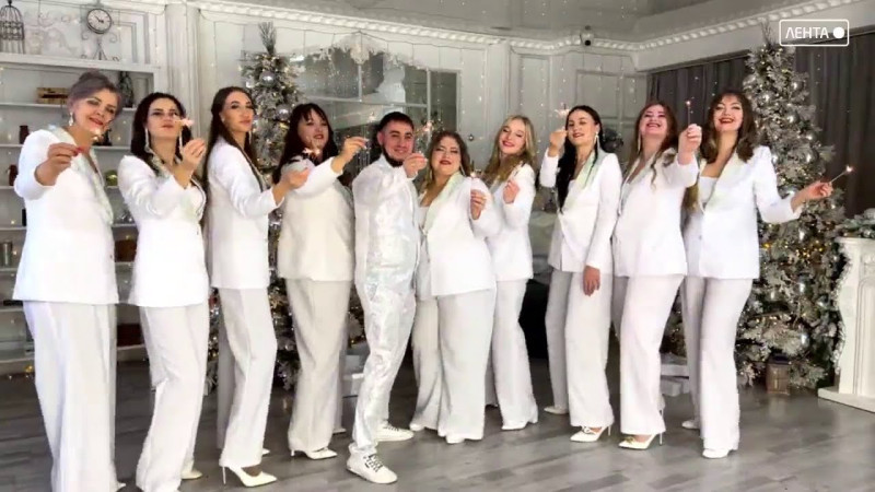 Новогоднее настроение вам дарят участницы вокальный группы «Голоса» из Артем Грэса