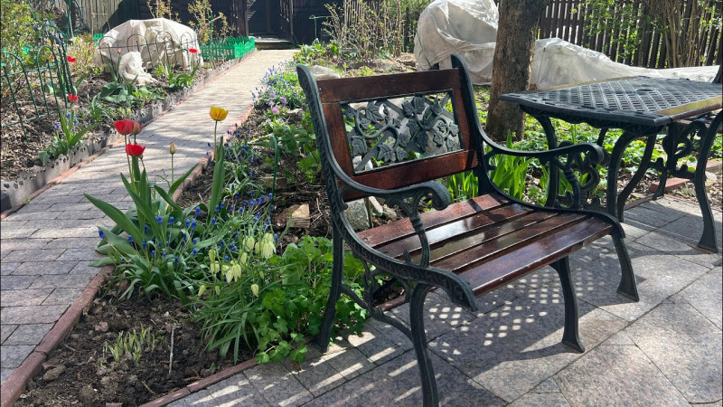 Май на даче . Наступает райское время , зацветают сады . Обзор участка сада и теплиц