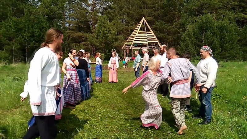 Хороводная игра Ручеек на празднике Купала в Родовом поселении Жива