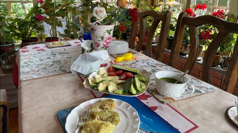 Выходные на даче в Подмосковье. Прогулка по саду.