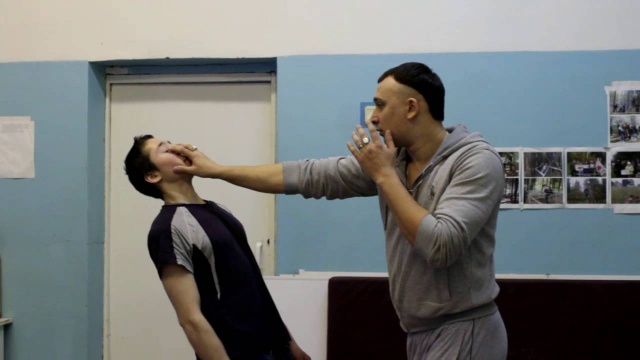 Удар ладонью в лицо